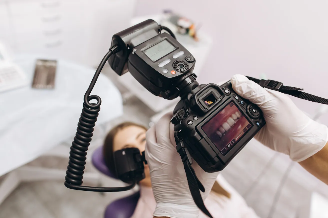 Fotografía clínica de la sonrisa de una paciente durante una revisión dental