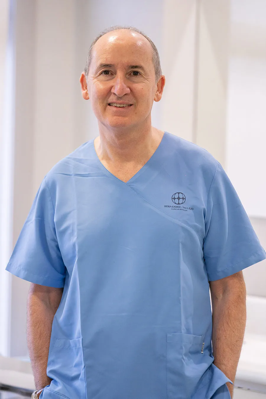 Retrato del Dr. Fernando Hernández Vallejo con el uniforme de la clínica