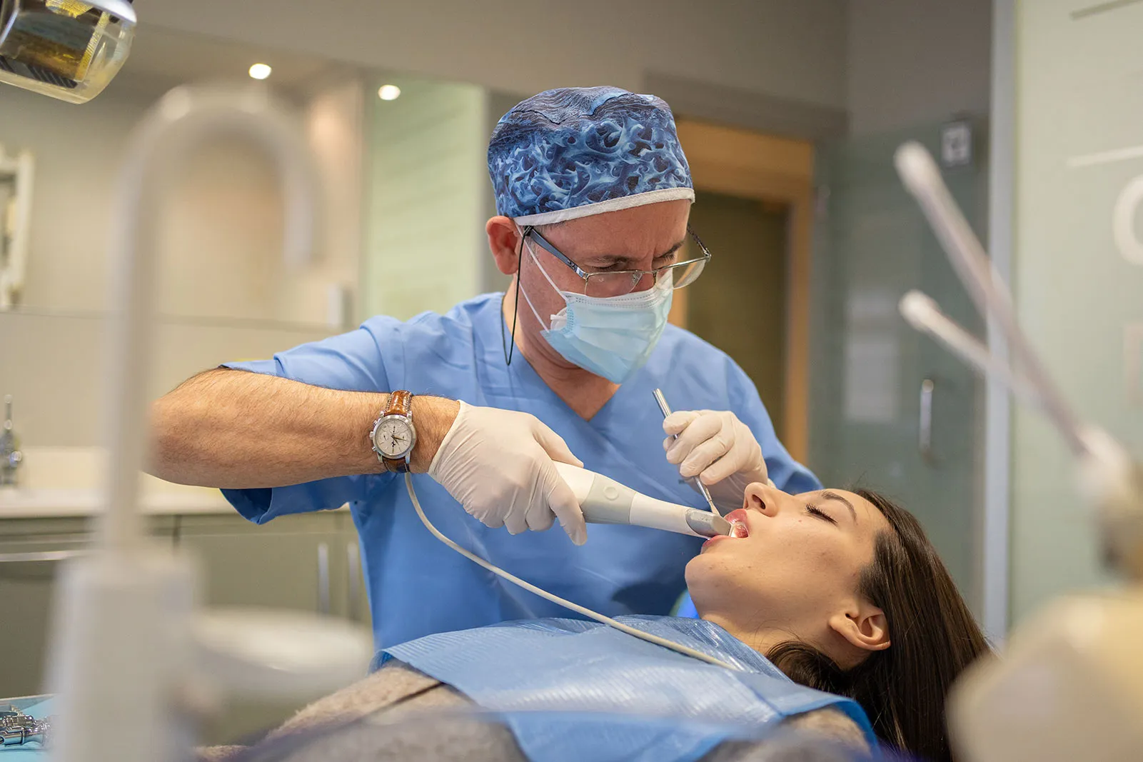 El Dr. Hernández Vallejo utilizando el escáner intraoral con una paciente en la clínica de Baiona